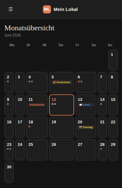 Schichtplan Monatsübersicht Juni: Kalender mit markierten Events wie Firmenfeier und Feiertag sowie farbigen Punkten für eingeteilte Mitarbeitende.